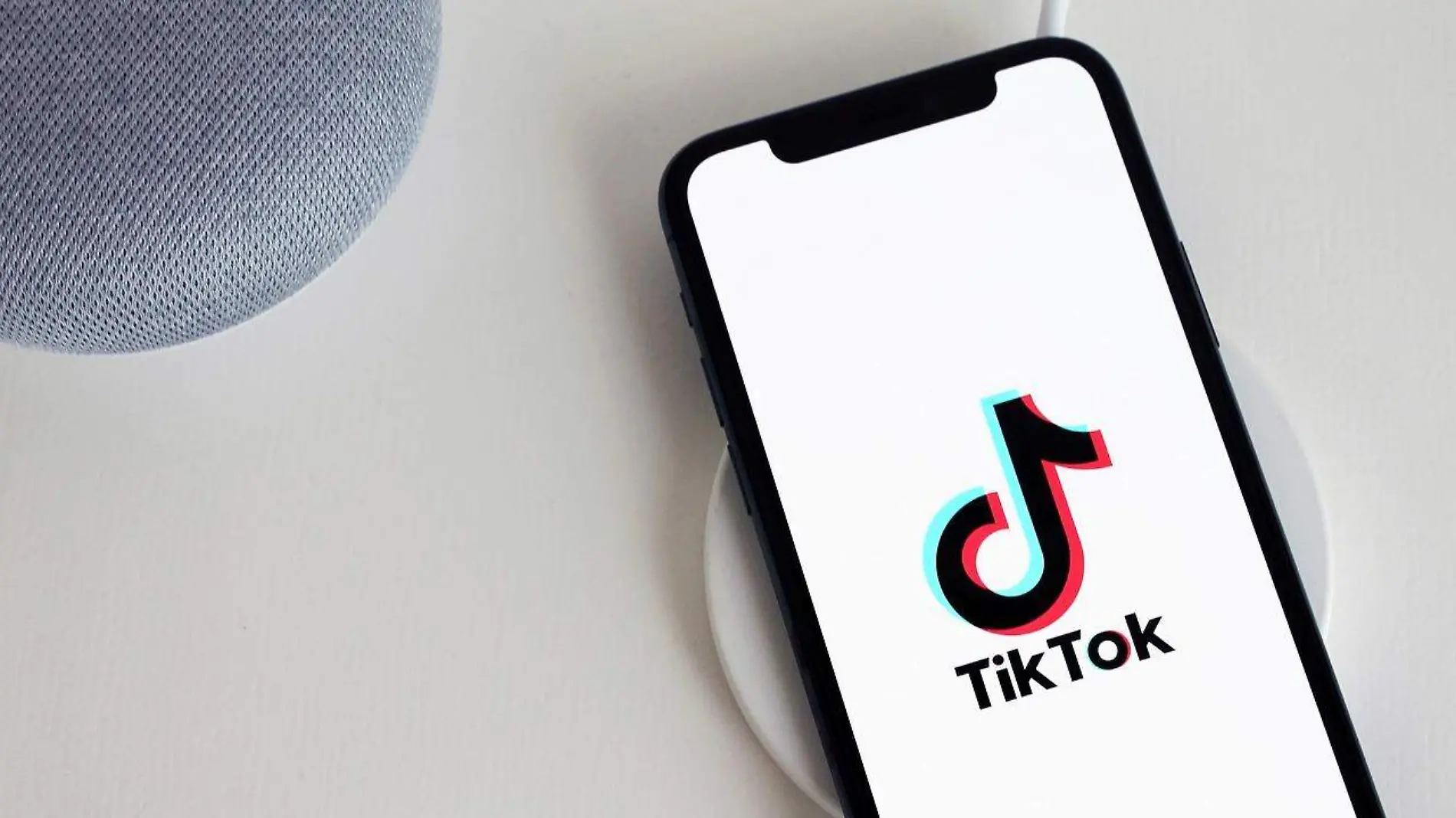 Celular abiendo TikTok